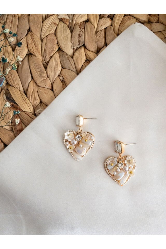 Beyaz Kristal Baget Taşlı Çiçek ve Boncuk Detay Kalp Küpe
