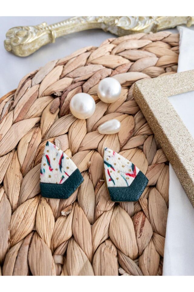 Özel Tasarım Beyaz Polimer Kil Üzeri Kırmızı ve Yeşil Desen Geometrik Küpe