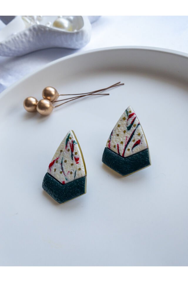 Özel Tasarım Beyaz Polimer Kil Üzeri Kırmızı ve Yeşil Desen Geometrik Küpe