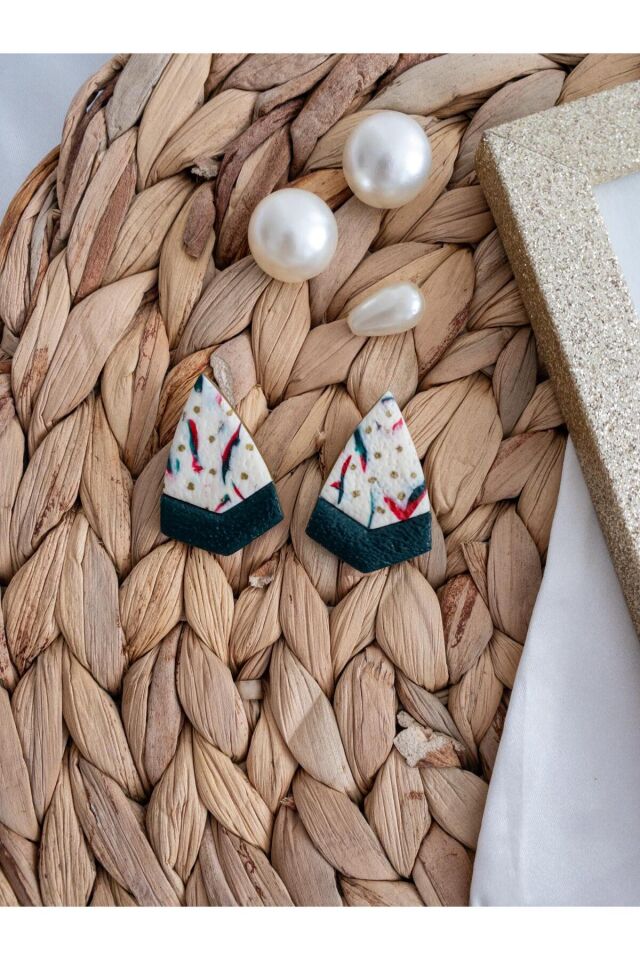 Özel Tasarım Beyaz Polimer Kil Üzeri Kırmızı ve Yeşil Desen Geometrik Küpe