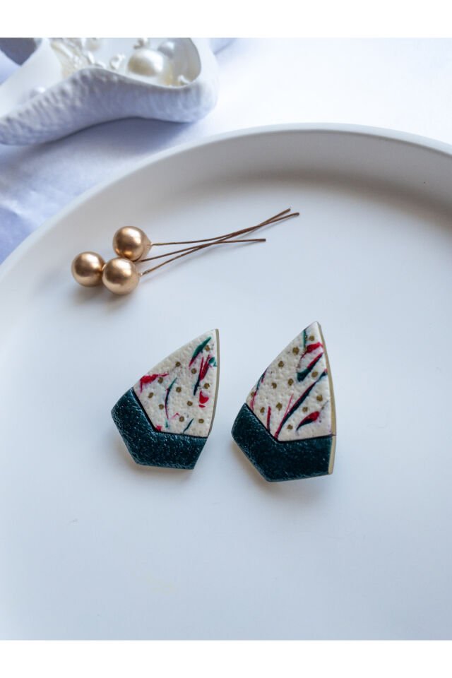 Özel Tasarım Beyaz Polimer Kil Üzeri Kırmızı ve Yeşil Desen Geometrik Küpe