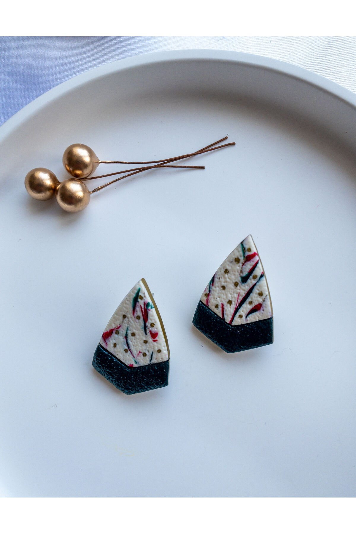 Özel Tasarım Beyaz Polimer Kil Üzeri Kırmızı ve Yeşil Desen Geometrik Küpe