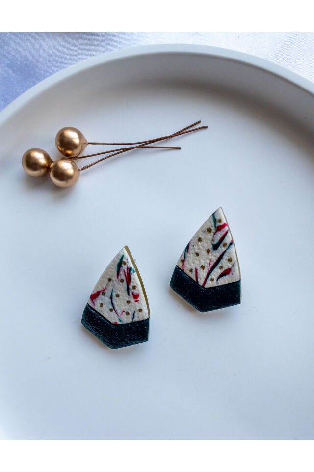 Özel Tasarım Beyaz Polimer Kil Üzeri Kırmızı ve Yeşil Desen Geometrik Küpe