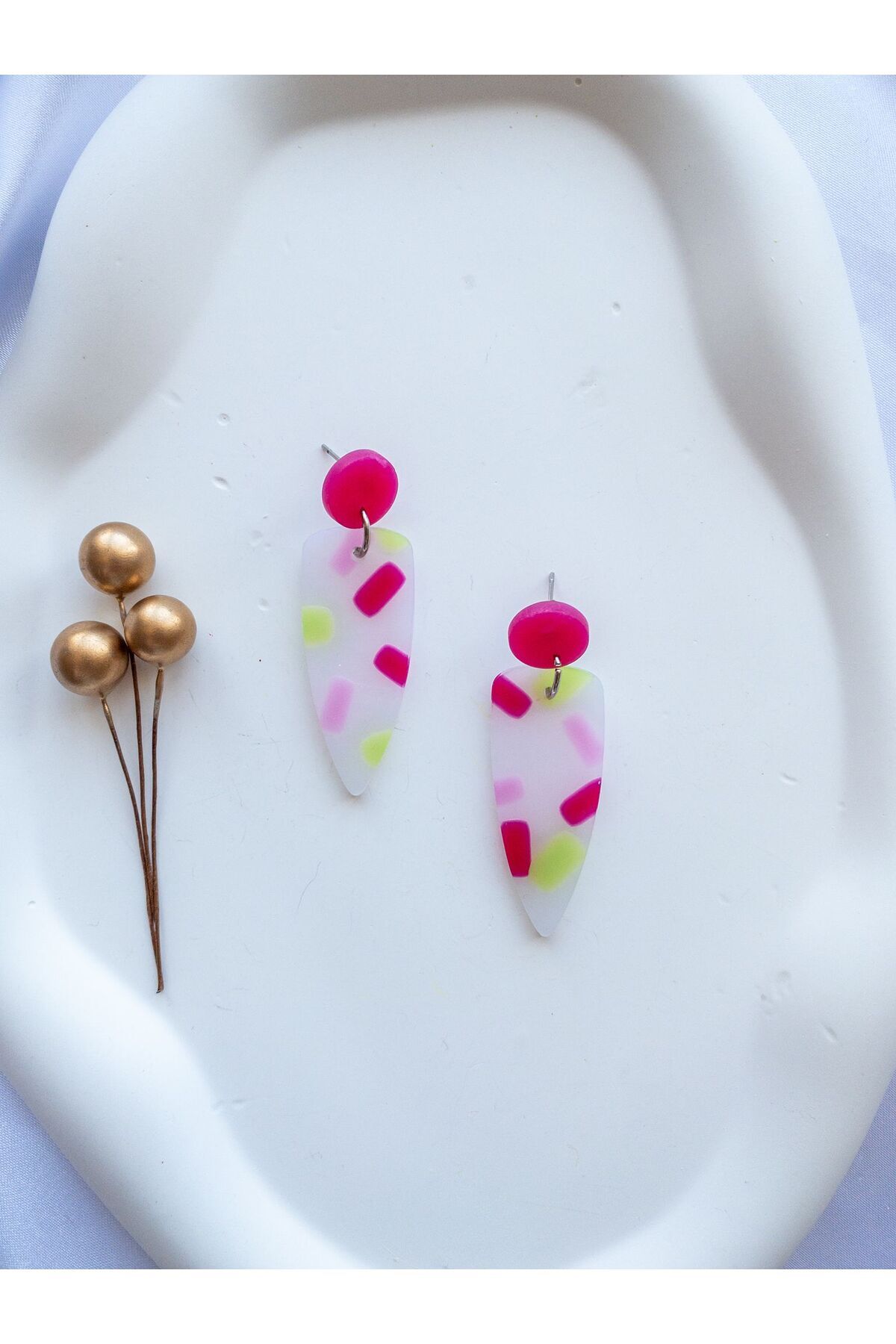 Özel Tasarım Transparan Polimer Kil Üzeri Pembe ve Yeşil Geometrik Şekil Küpe