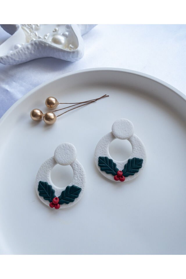 Özel Tasarım Beyaz Polimer Kil Üzeri Kokina Detay Küpe