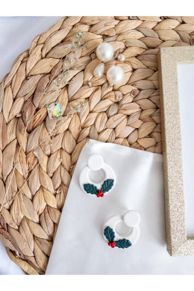 Özel Tasarım Beyaz Polimer Kil Üzeri Kokina Detay Küpe