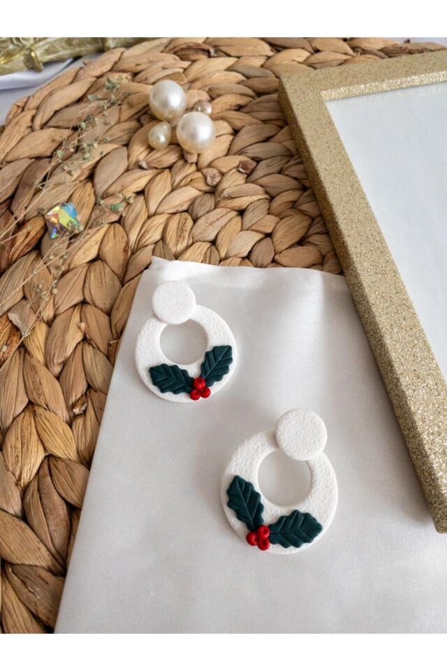 Özel Tasarım Beyaz Polimer Kil Üzeri Kokina Detay Küpe