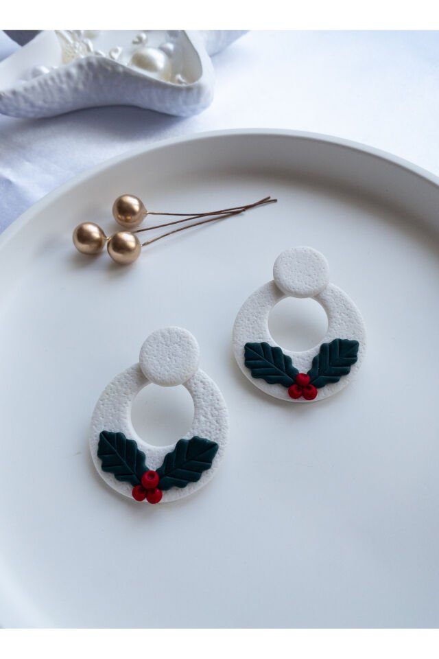 Özel Tasarım Beyaz Polimer Kil Üzeri Kokina Detay Küpe