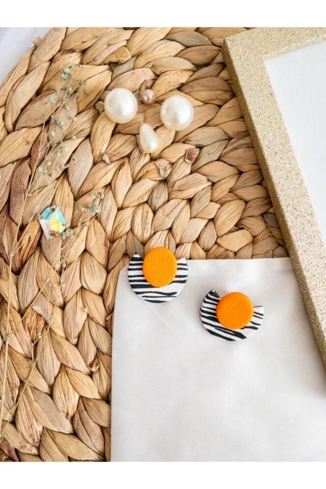 Özel Tasarım Çizgili Polimer Kil Üzeri Turuncu Detay Küpe