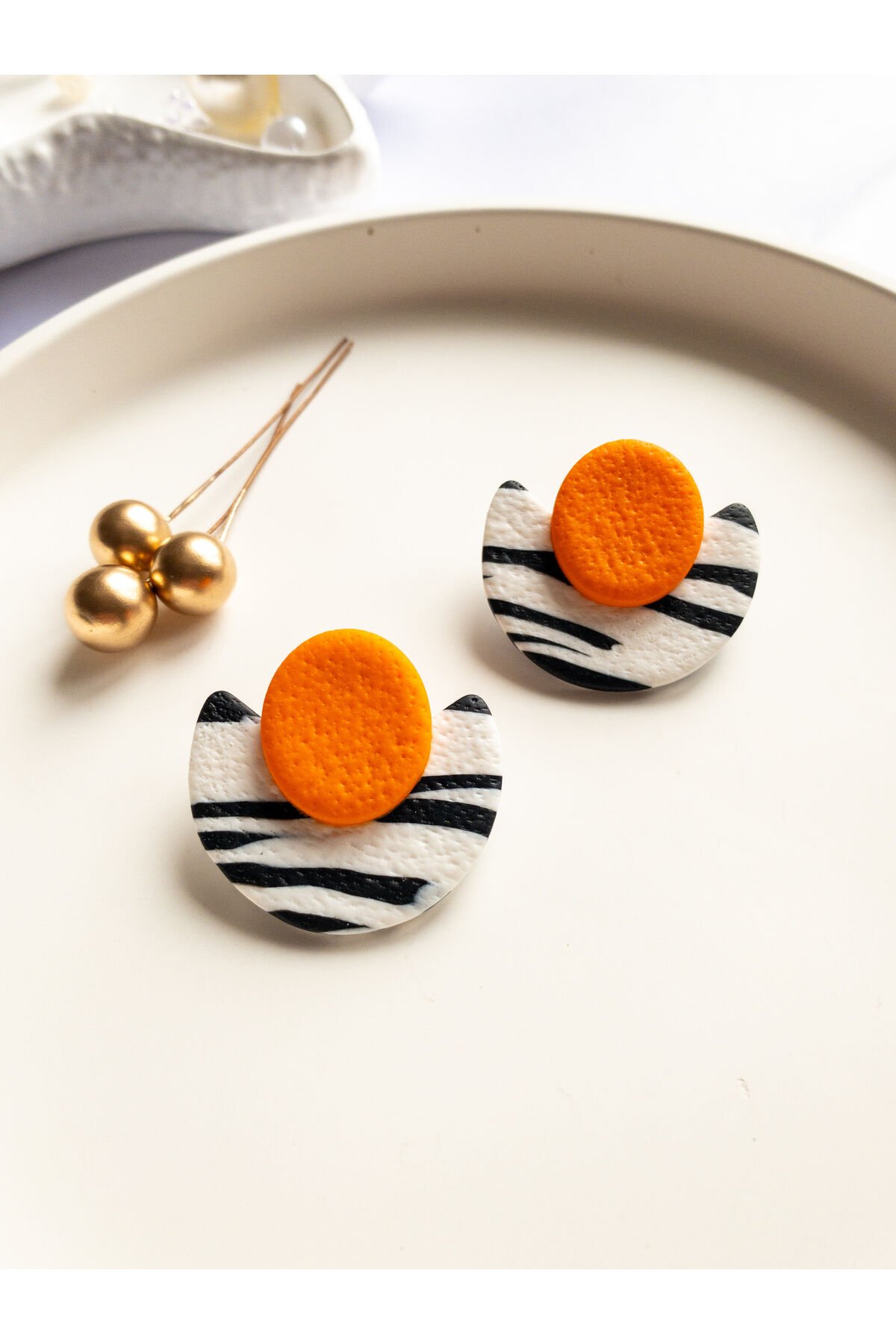 Özel Tasarım Çizgili Polimer Kil Üzeri Turuncu Detay Küpe