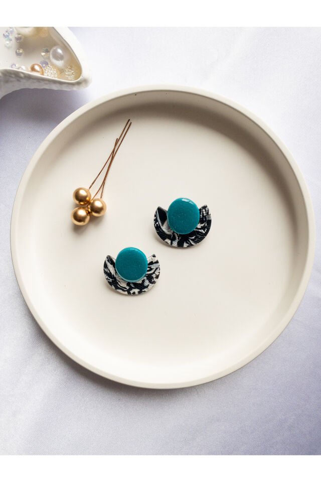 Özel Tasarım Siyah Beyaz Desenli Polimer Kil Üzeri Turkuaz Reçine Detay Küpe