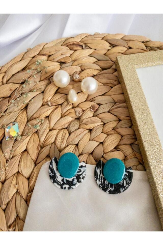 Özel Tasarım Siyah Beyaz Desenli Polimer Kil Üzeri Turkuaz Reçine Detay Küpe