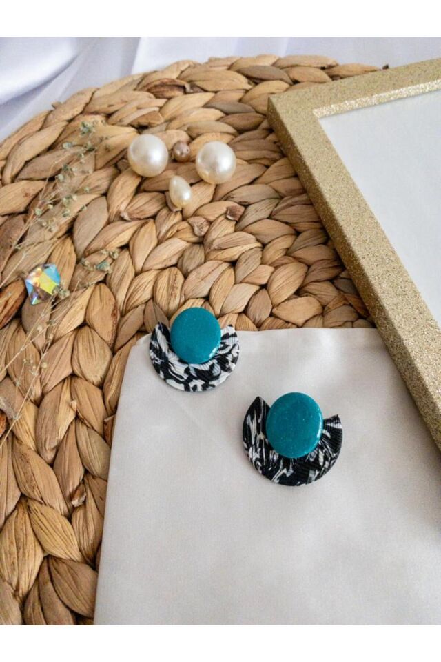 Özel Tasarım Siyah Beyaz Desenli Polimer Kil Üzeri Turkuaz Reçine Detay Küpe