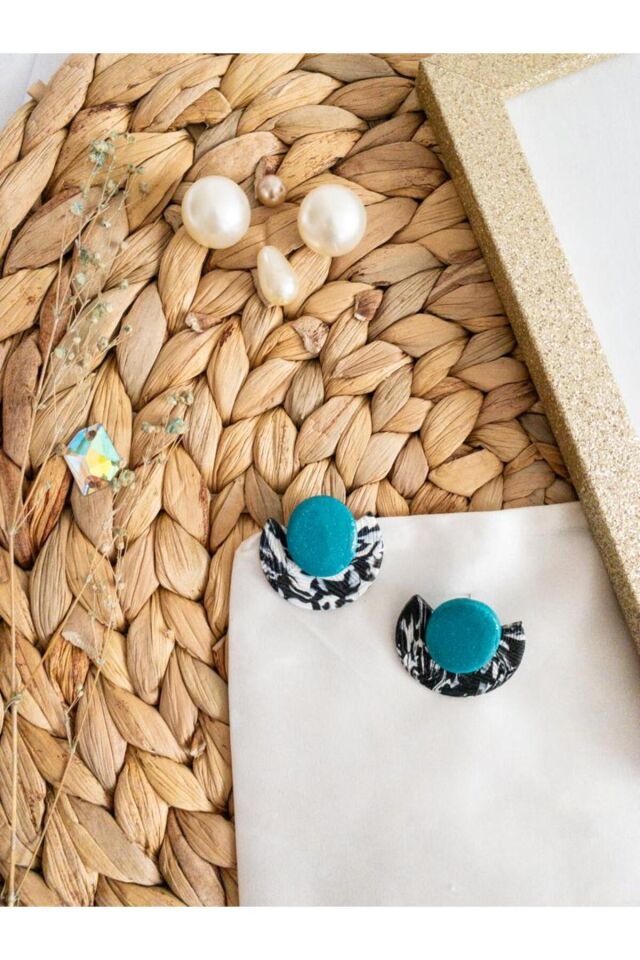 Özel Tasarım Siyah Beyaz Desenli Polimer Kil Üzeri Turkuaz Reçine Detay Küpe