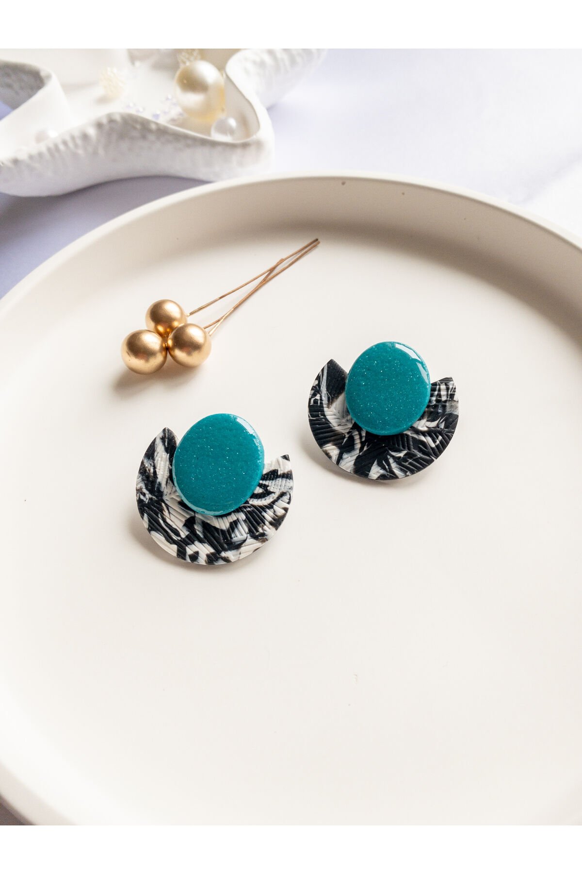 Özel Tasarım Siyah Beyaz Desenli Polimer Kil Üzeri Turkuaz Reçine Detay Küpe