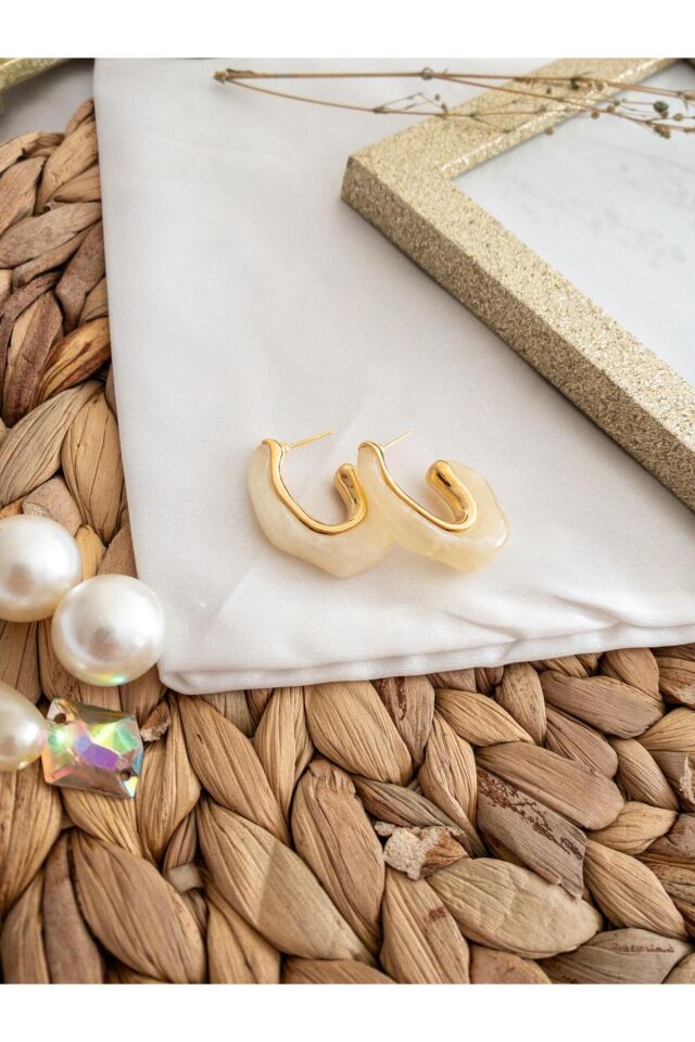 Krem Üzeri Sedef Detaylı Gold Reçine Küpe