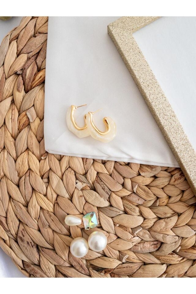 Krem Üzeri Sedef Detaylı Gold Reçine Küpe