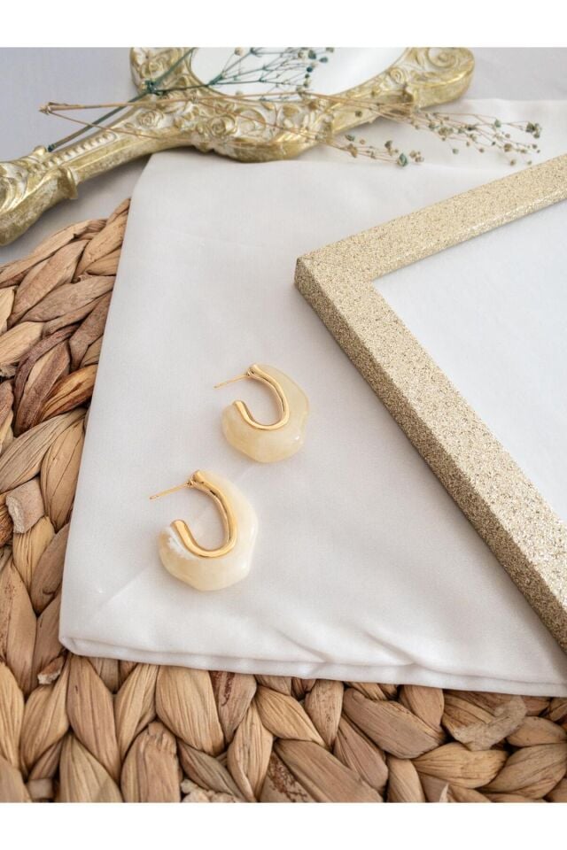 Krem Üzeri Sedef Detaylı Gold Reçine Küpe