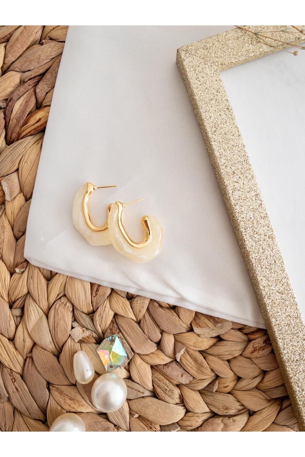 Krem Üzeri Sedef Detaylı Gold Reçine Küpe