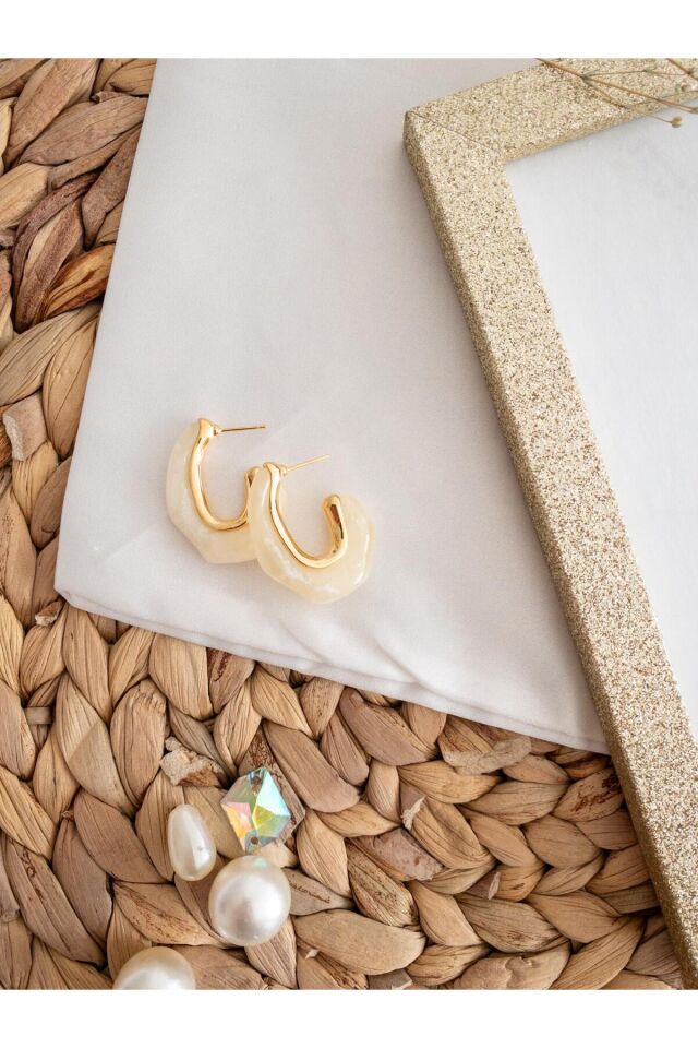 Krem Üzeri Sedef Detaylı Gold Reçine Küpe