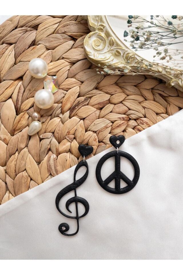 Özel Tasarım Siyah Polimer Kil Sol Anahtarı ve Barış İşaretli Küpe