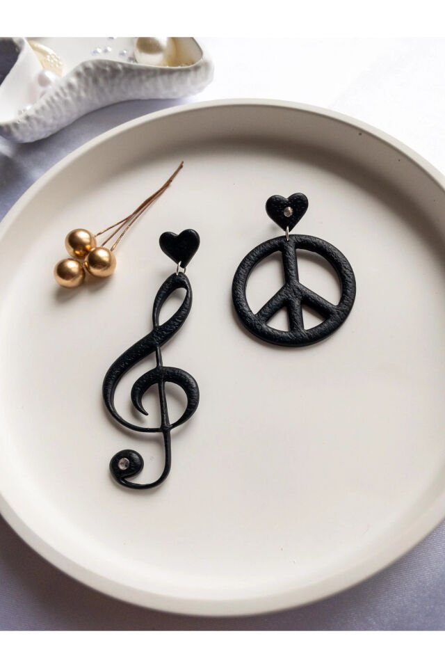 Özel Tasarım Siyah Polimer Kil Sol Anahtarı ve Barış İşaretli Küpe