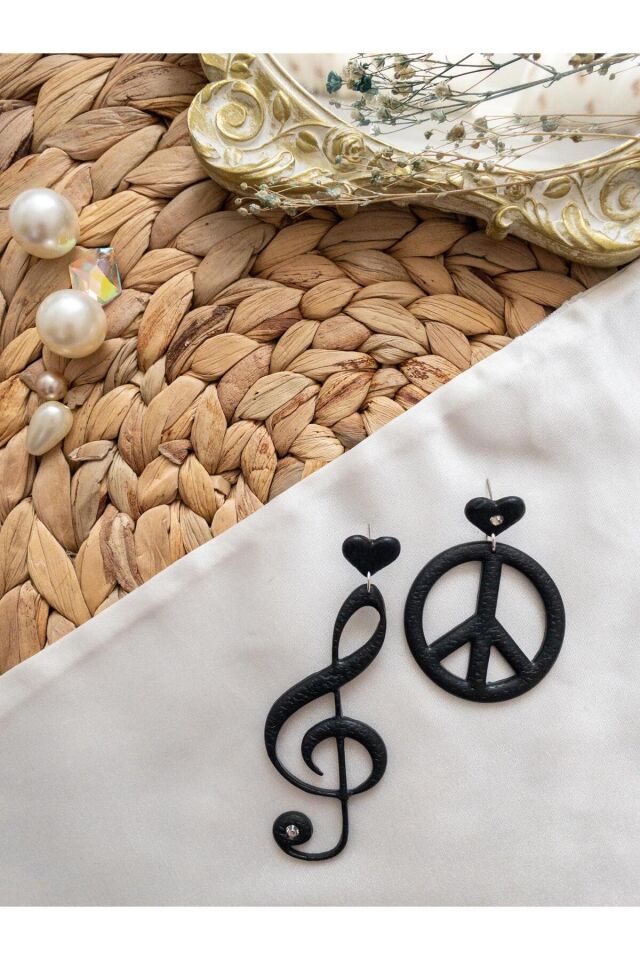 Özel Tasarım Siyah Polimer Kil Sol Anahtarı ve Barış İşaretli Küpe