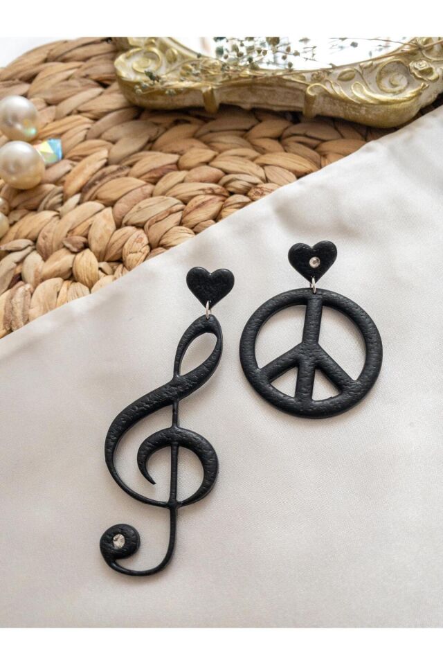 Özel Tasarım Siyah Polimer Kil Sol Anahtarı ve Barış İşaretli Küpe