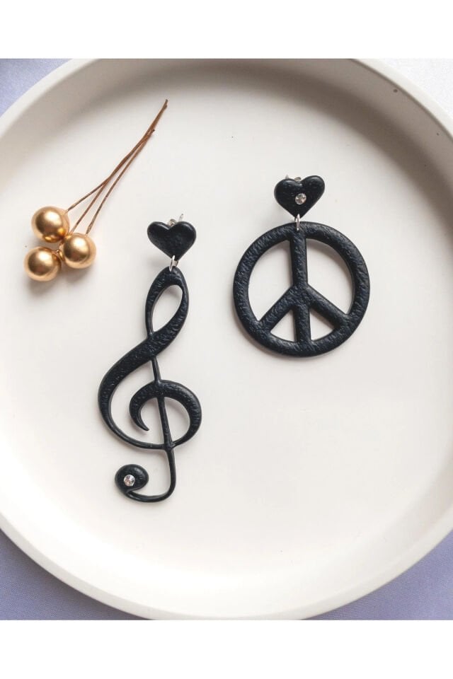 Özel Tasarım Siyah Polimer Kil Sol Anahtarı ve Barış İşaretli Küpe