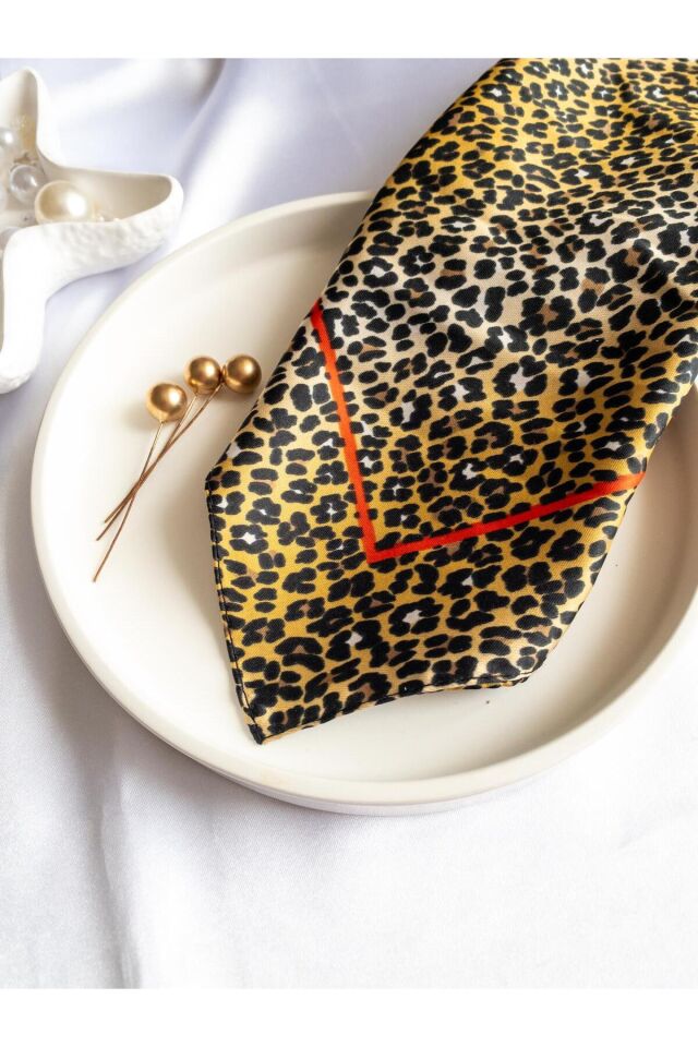 BeuBella Leopar Desenli Saten Fular – 55x55 cm – Boyun, Saç, Çanta Aksesuarı & Stil Dokunuşu