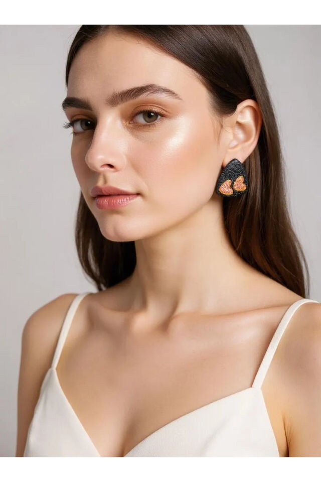 Özel Tasarım Siyah Polimer Kil Üzeri Altın ve Bronz Varak Kalp Detay Küpe Si̇yah