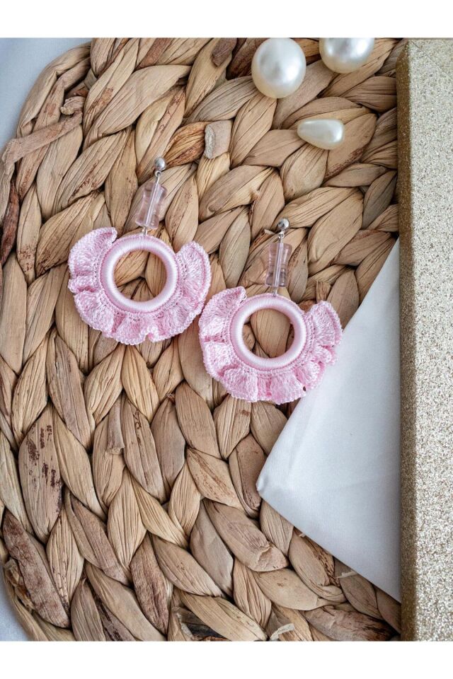 Özel Tasarım Boncuk Detay Pembe Fırfır Motif Küpe Pembe