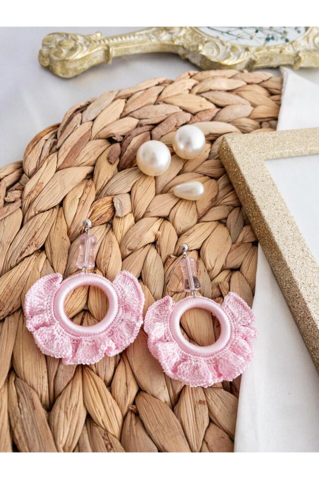Özel Tasarım Boncuk Detay Pembe Fırfır Motif Küpe Pembe