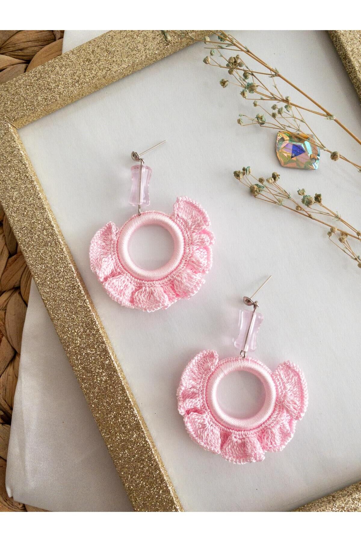 Özel Tasarım Boncuk Detay Pembe Fırfır Motif Küpe Pembe